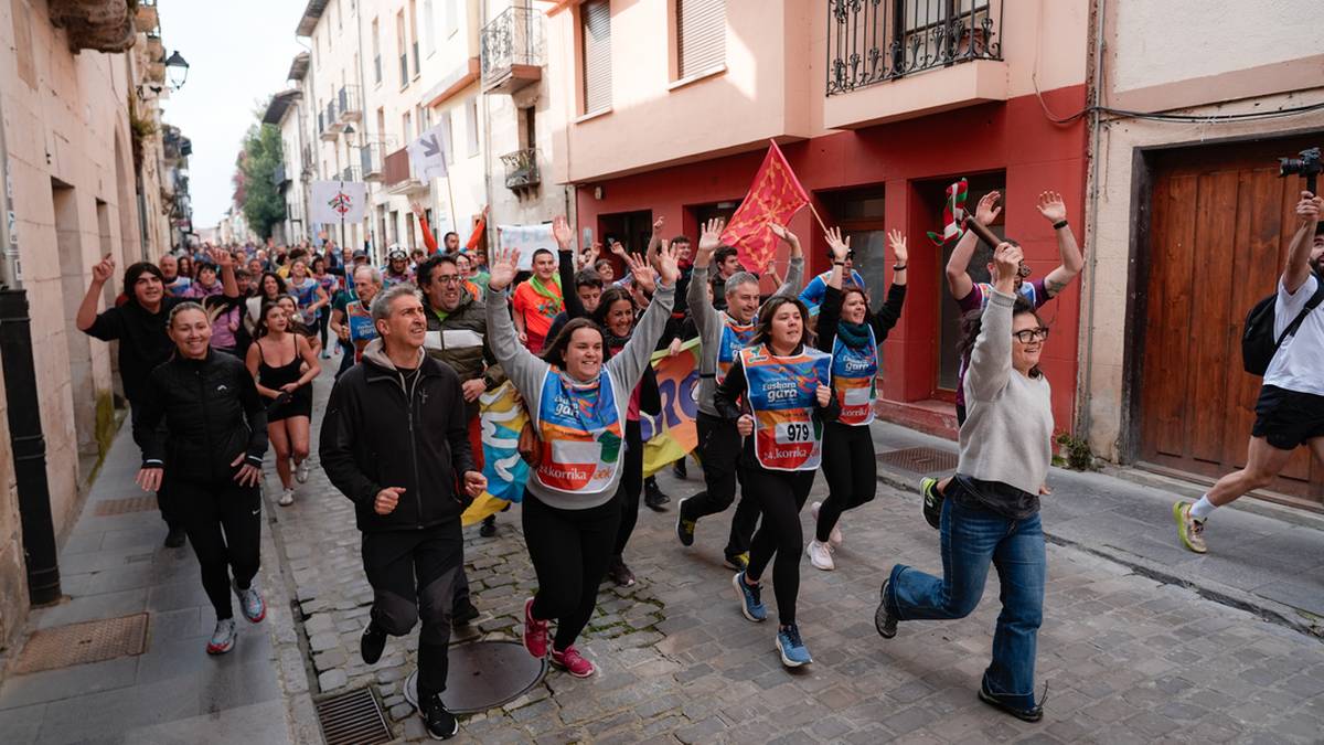 Arabako Lautadan ehunka euskaltzaleren bultzada jaso du Korrikak