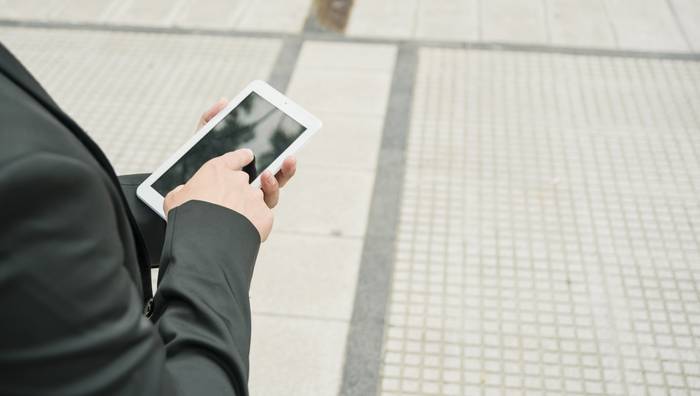 Gizon bat atxilotu dute Gasteizen, auto batzuen artean pixa egiten ari zen neska bat grabatzeagatik