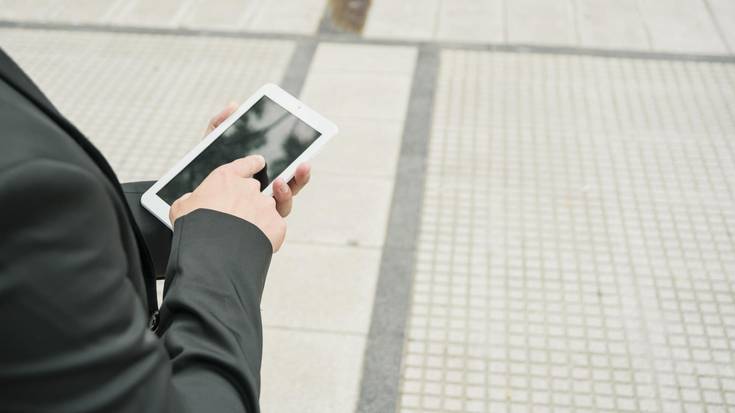 Gizon bat atxilotu dute Gasteizen, auto batzuen artean pixa egiten ari zen neska bat grabatzeagatik