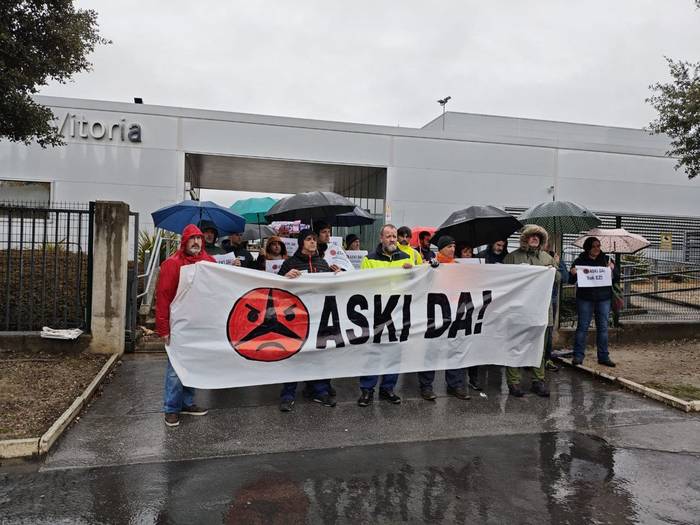 Lanuzteak eta mobilizazioak egingo dituzte Mercedes-Benzeko langileek