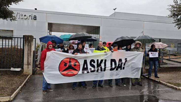Lanuzteak eta mobilizazioak egingo dituzte Mercedes-Benzeko langileek