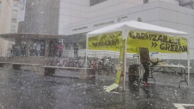 Astebeteko grebara jo dute Osakidetzako garbitzaileek, homologazioaren alde