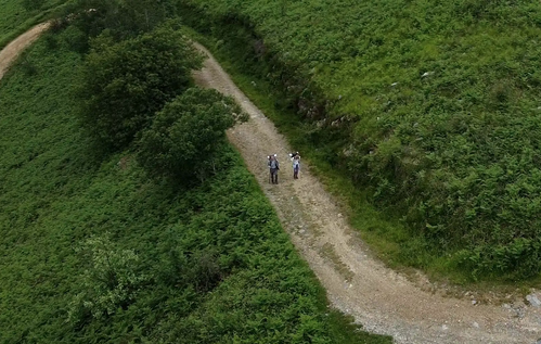 'Adiorik ez', La dramática errante