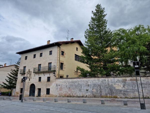 Agurainek Kale Nagusiko eraikin batzuk lagako ditu etxebizitza sozialak sortzeko