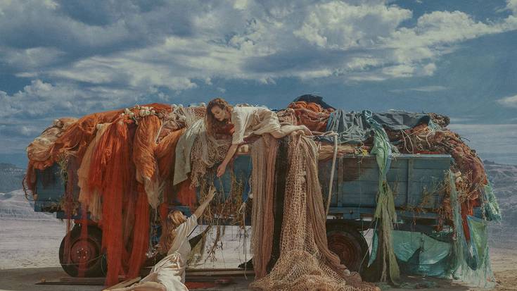 Lau artista arabarren begietatik