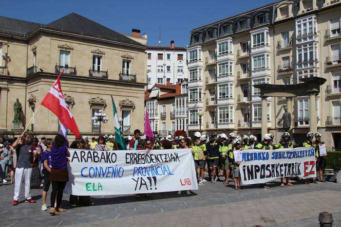 Suhiltzaileen eta erresidentzietako langileen manifestazioak batu dira Probintzia plazan