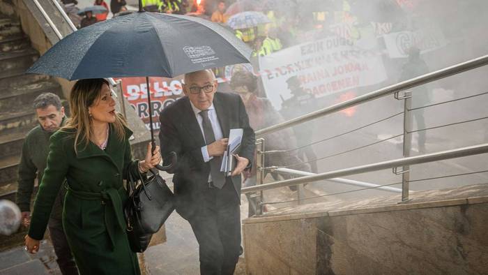 Protesta artean abiatu da Aiaraldeko industria garatzeko mahaia