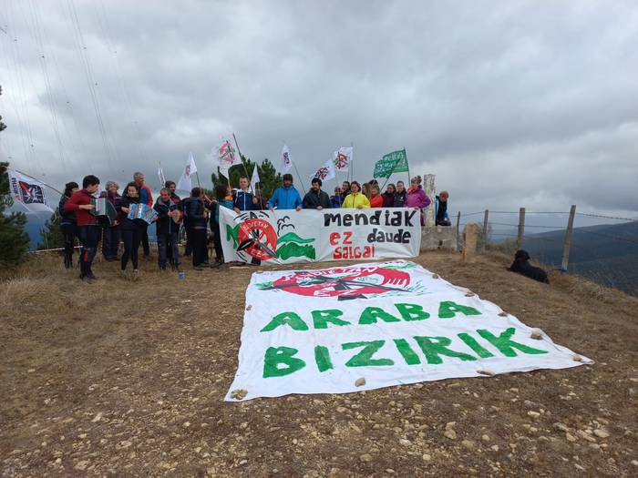 Cantoblancora martxa, bertan eraiki nahi duten zentral eolikoaren aurka