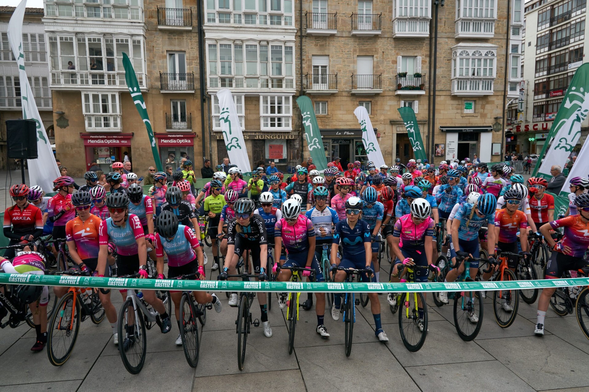 Gasteiztik abiatu da Emakumezkoen Euskal Herriko Itzulia