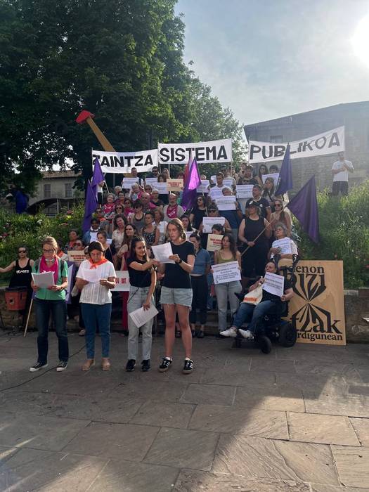 Hogeita hamar aldarrikapen bildu dituzte zaintza sistema eraldatzeko