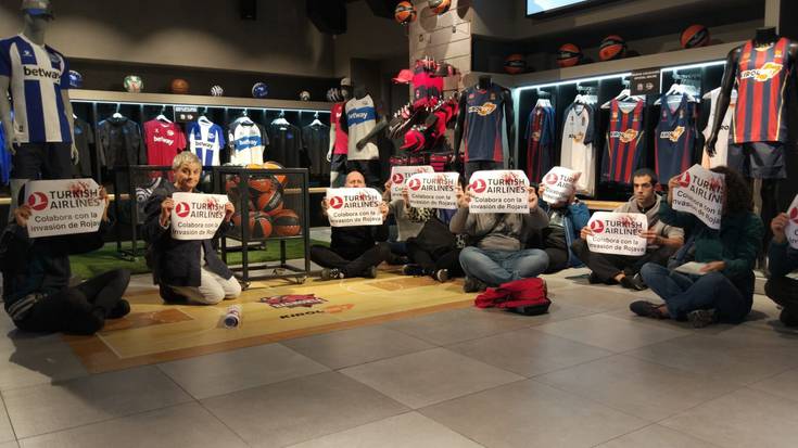 Turkiari boikota eta Rojavari elkartasuna adierazi diote Baskoniaren dendan