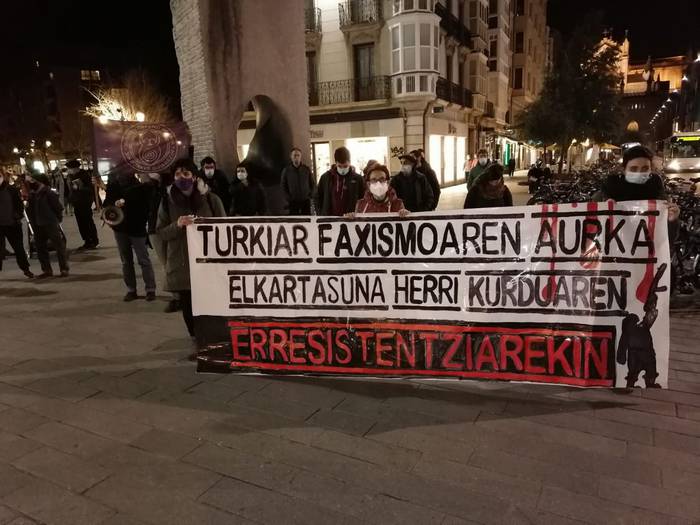 Turkiak kurduen aurka egindako azken erasoaldi militarra salatu dute Gasteizen