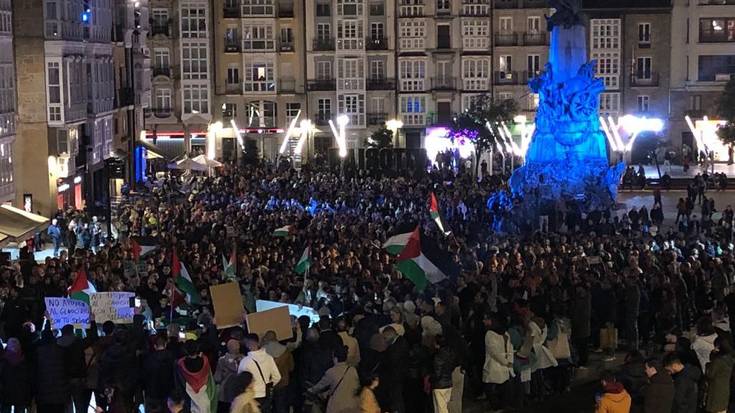 "Genozidio sionista" salatu dute Gasteizen, Palestinarekiko elkartasunez