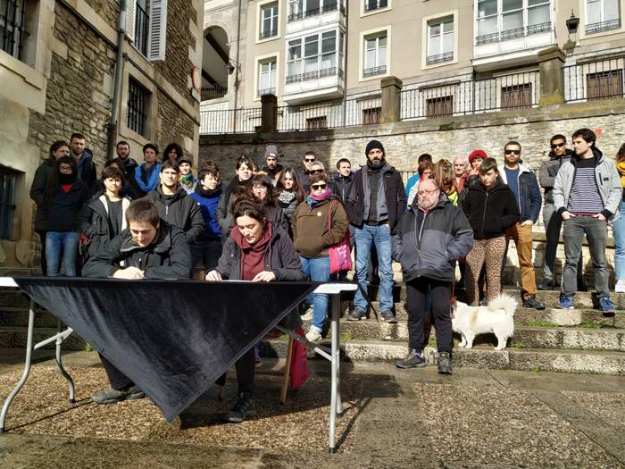 Kirol tabernako langileei elkartasuna adierazi diete Alde Zaharreko hainbat eragilek