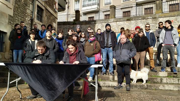 Kirol tabernako langileei elkartasuna adierazi diete Alde Zaharreko hainbat eragilek