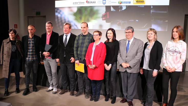 Euskarazko komunikabideak diruz laguntzeko eredu berria adostu dute EAEko erakundeek eta sektoreak