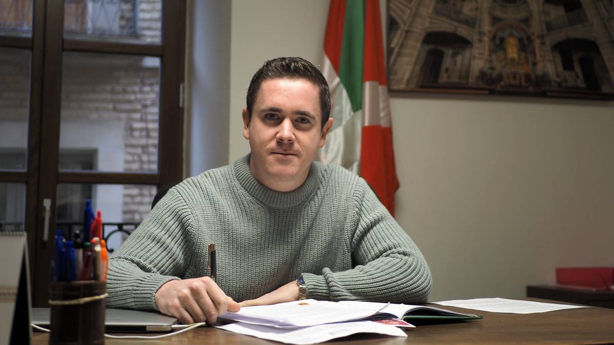 Dokumentuak faltsutzea egotzi diote Garcia Ezquerrori