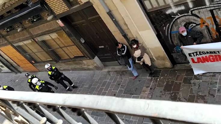 Bost pertsona etxegabetu dituzte Zapatari kalean