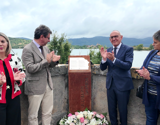 Uribarriko urtegiak urperatutako bizitzak omendu dituzte