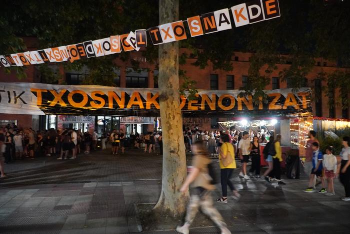 Ehun bat lagunek babestu dute Mugimendu Sozialistak txosnetan parte hartzea