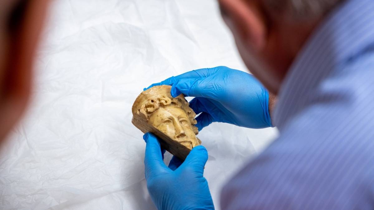 Bakoren burua zigilatutako kutxatik atera dute