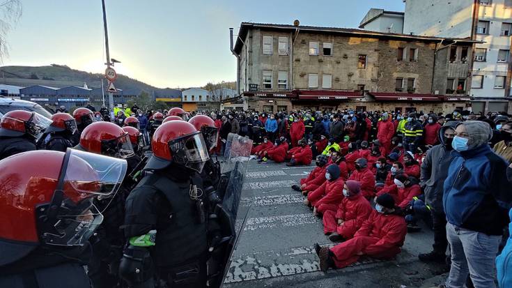 Tubacexeko enpresa batzordeak jasotako "isun oldea" eta "kriminalizazioa" salatu ditu