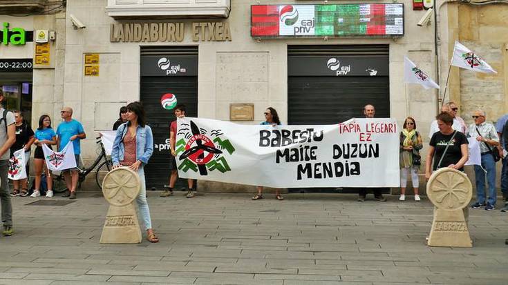 "Tapia Legean" iragarritako azken aldaketen kontrako protesta egin dute