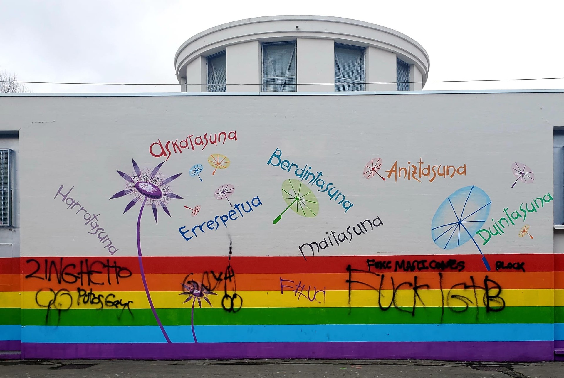 Pintada LGTBIfobikoak agertu dira Arantzabela ikastolan, umeek egindako horma-irudian