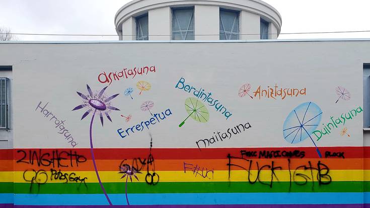 Pintada LGTBIfobikoak agertu dira Arantzabela ikastolan, umeek egindako horma-irudian