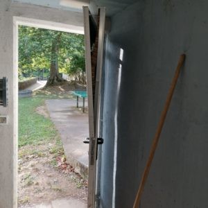 Oraingoan ur parkearen kontrola dagoen gelaren atea izan da Aramaion apurtu dutena
