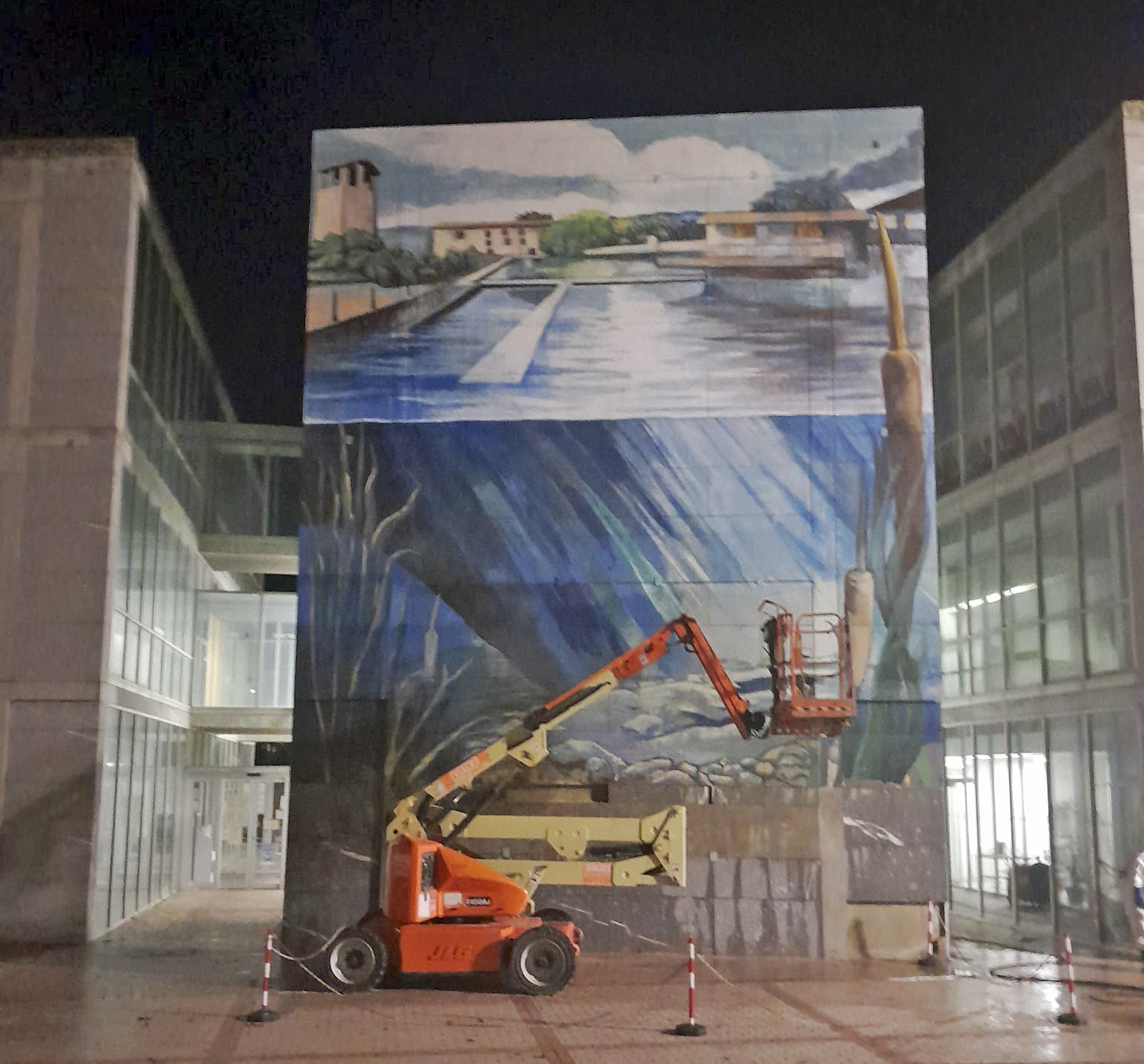 Langraiz Okako mural polemikoa ezabatzen hasi dira