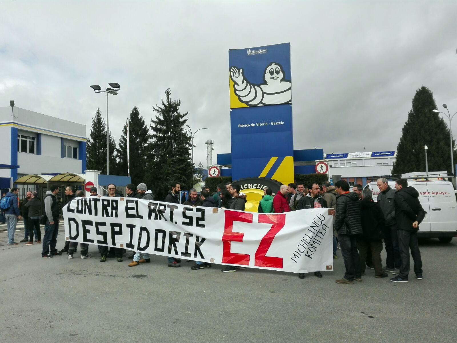 Michelinek egindako hiru kaleratzeren kontra protesta egin dute  