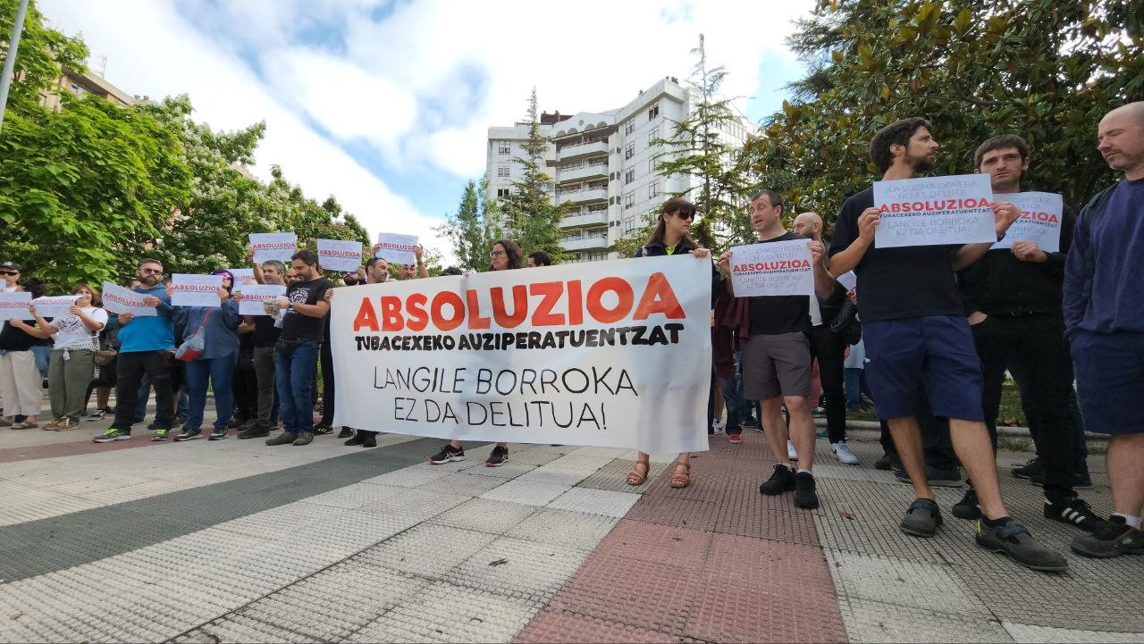 Tubacexeko auzipetu guztien absoluzioa exijitu dute