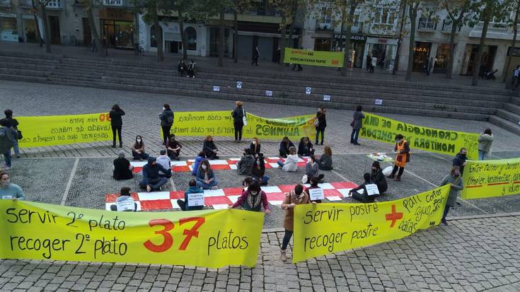 Eskola jantokietako egun arrunt bat simulatu dute "kalitatezko" zerbitzua aldarrikatzeko