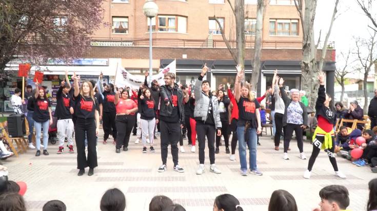 Indarkeria matxistaren aurkako flashmob bat dantzatu dute El Carmen ikastetxean