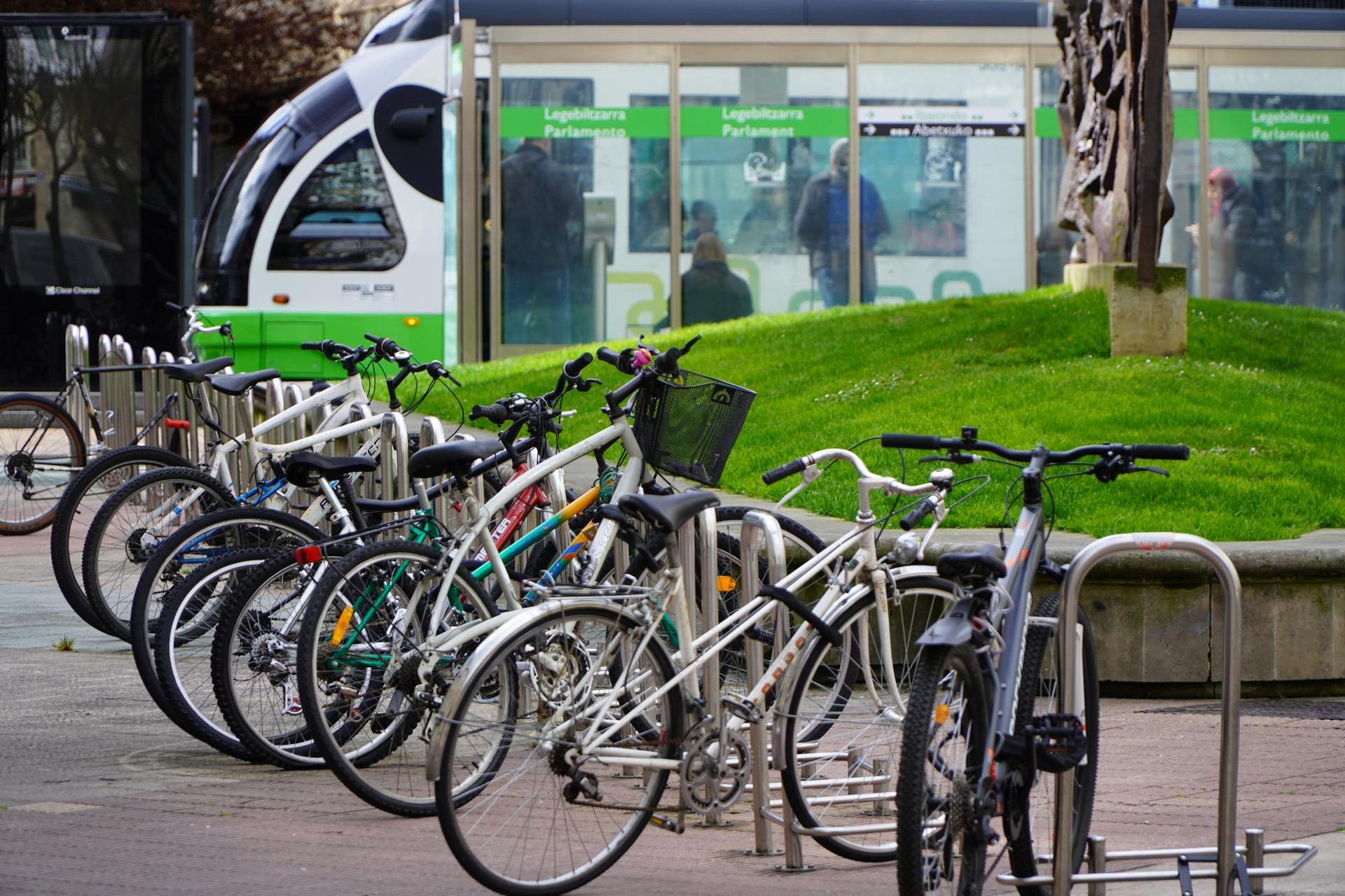 Hasi dira Gasteizko bizikleta elektriko publiko berrien geltokiak instalatzen