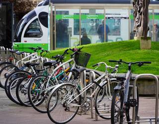 Hasi dira Gasteizko bizikleta elektriko publiko berrien geltokiak instalatzen