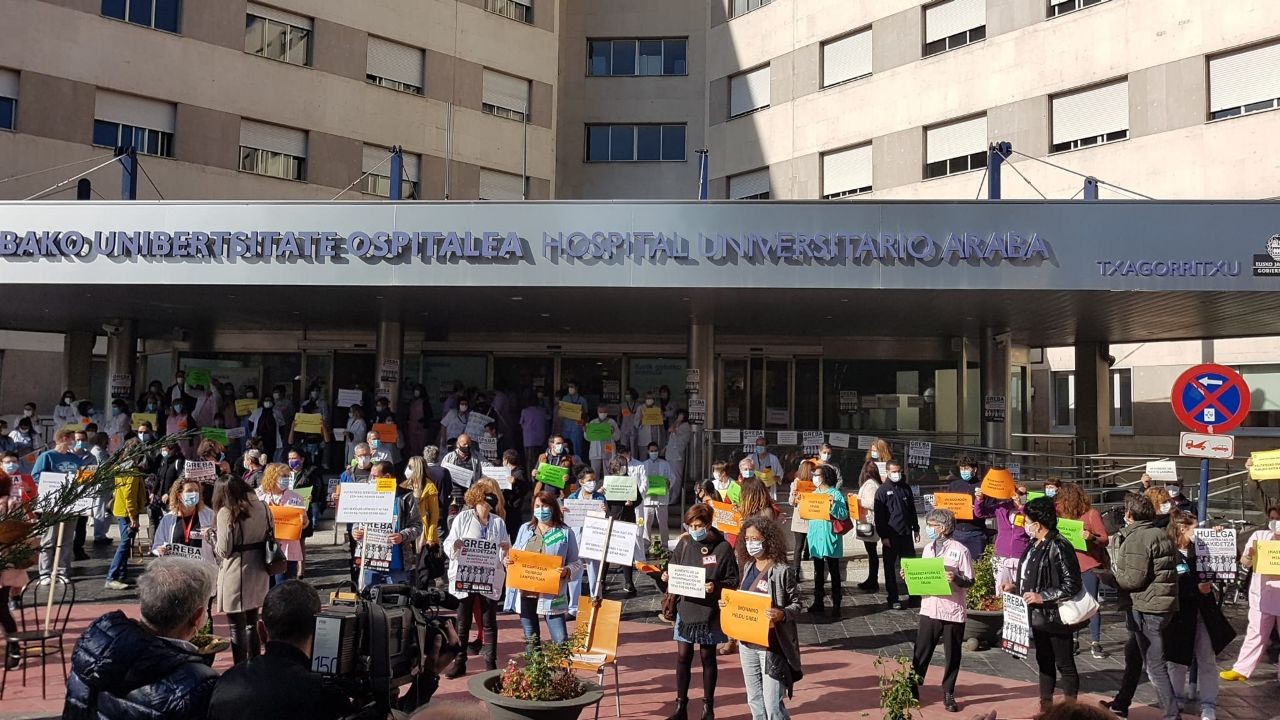 Osakidetzaren "egoera larria" salatzeko mobilizazioak deitu dituzte urtarrilaren 23rako