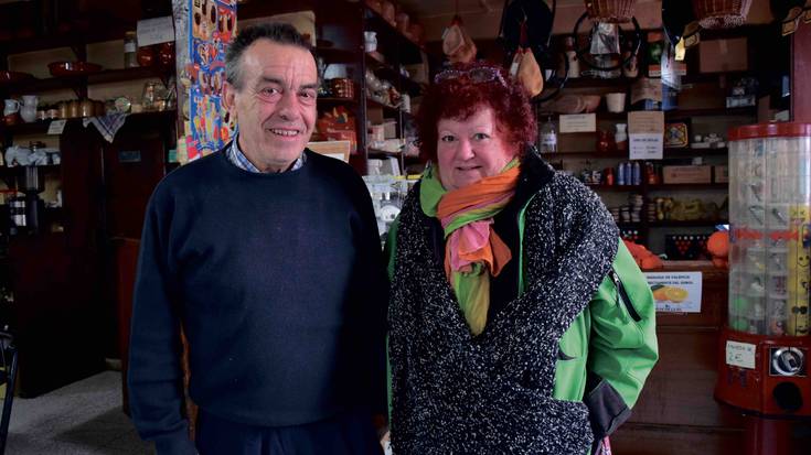 Landa guneko 'corteinglesak', paperera