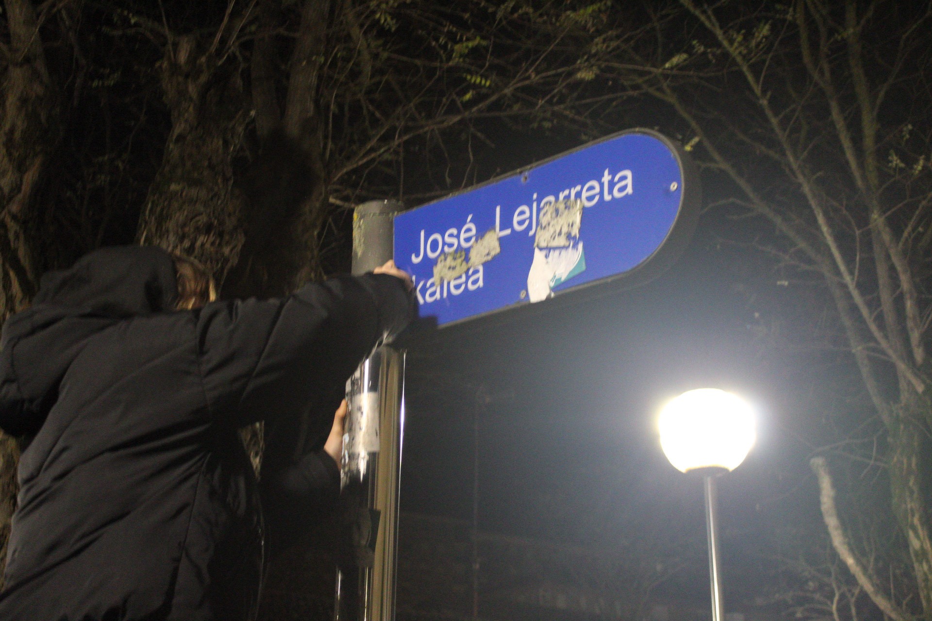 Jose Lejarreta kaleko plaka eta Espainiako bandera kendu ditu Ernaik