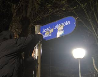 Jose Lejarreta kaleko plaka eta Espainiako bandera kendu ditu Ernaik