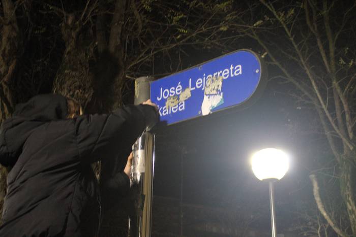 Jose Lejarreta kaleko plaka eta Espainiako bandera kendu ditu Ernaik