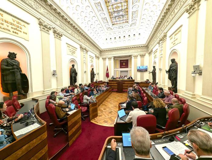 90 urte eta gero, Francori eta Molari ohorezko sariak kendu dizkiete