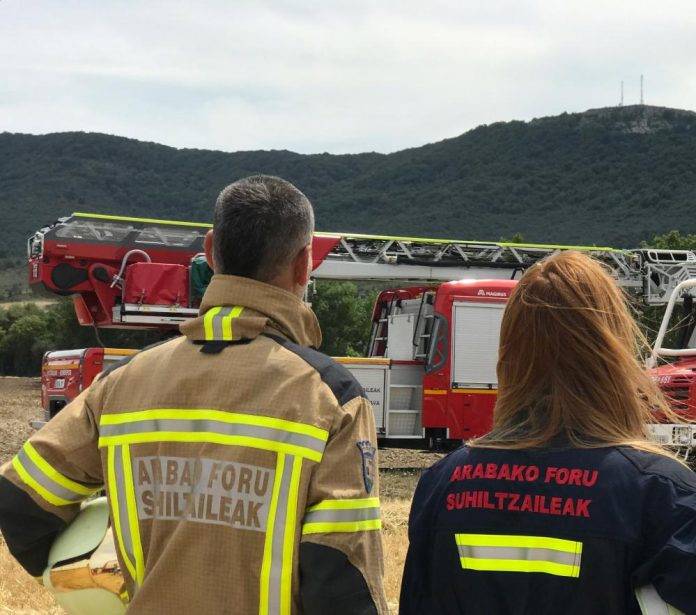 Oposizioak gainditutako 46 suhiltzaileek funtzionario izendapena exijitu dute Batzar Nagusietan