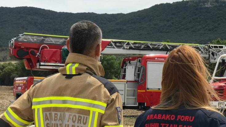 Oposizioak gainditutako 46 suhiltzaileek funtzionario izendapena exijitu dute Batzar Nagusietan