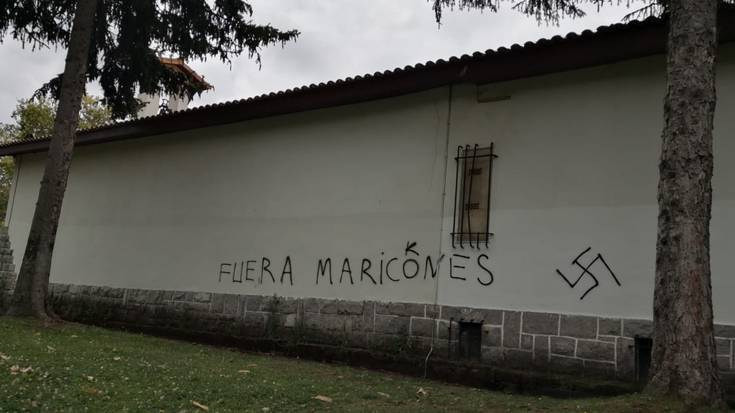 Pintaketa homofobo bat egin dute Arriagako ermitan