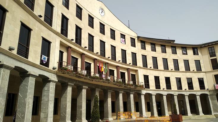 Udalaren espazioak herritarren eskura jarri ditu Laudiok beroari aurre egiteko