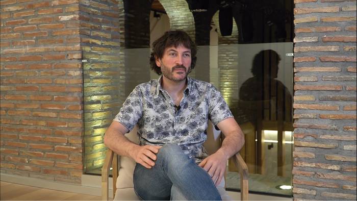 "Ahobizi izatea estres linguistikoa jasateko prest egotea da"