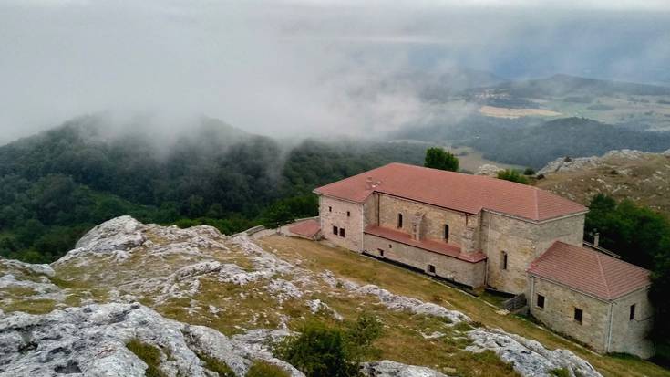 Bi tonako kanpaia lapurtu dute Oroko Santutegitik