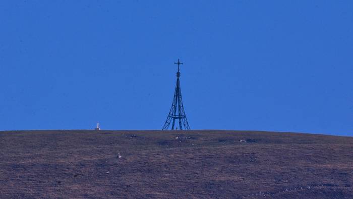 Higadura atzeman dute Gorbeiako gurutzearen oinarrian